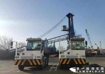 碼頭精靈 徐工純電動(dòng)港口牽引車首次批量交付，推動(dòng)港口裝卸搬運(yùn)綠色轉(zhuǎn)型