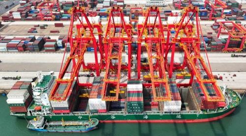 山東港口日照港 貨物吞吐量持續攀升，裝卸搬運活動高效運轉